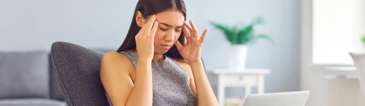 Femme qui se tient la tête
