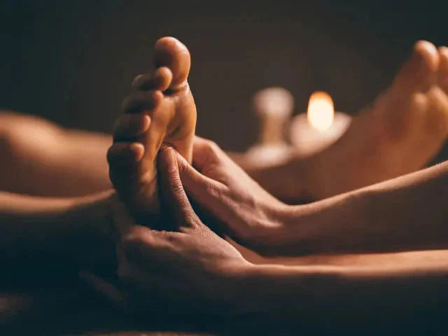 La réflexologie est une thérapie manuelle qui stimule les zones réflexes des pieds, mains, oreilles ou visage pour soulager les douleurs, réduire le stress et améliorer l'équilibre corporel.