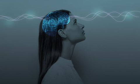 Femme de profil avec sur elle un effet lumineux projetant un cerveau et des courbes le traversant de part en part