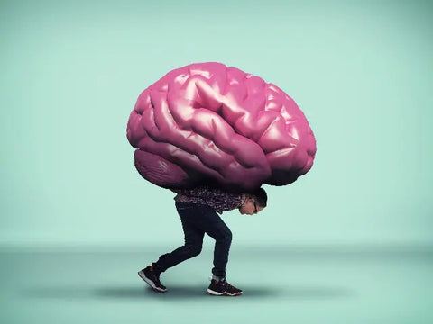 Homme plié en deux portant sur son dos une reproduction d'un cerveau 