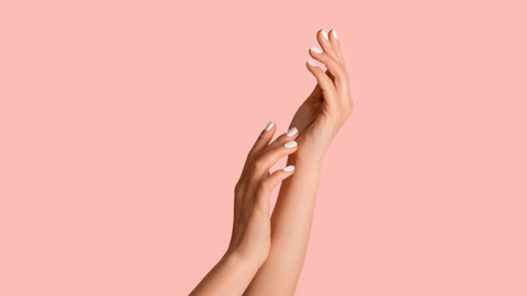 Pourquoi vos ongles se cassent-ils ? Causes et solutions naturelles