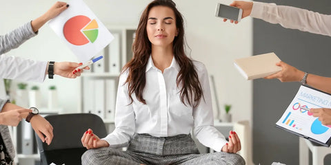 Femme en stress au travail dans une posture zen