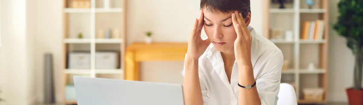 Femme qui se tient la tête