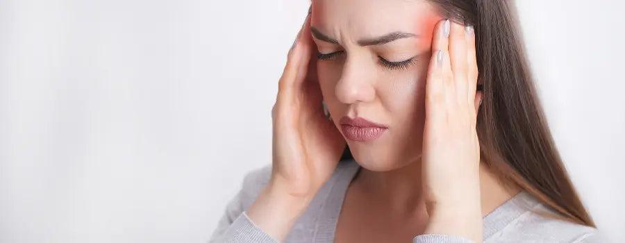Femme qui se tient la tête 