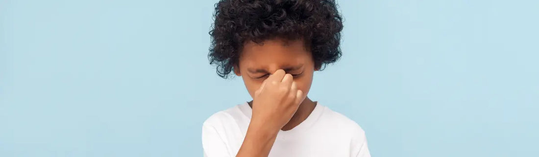 Enfant qui se tient la tête