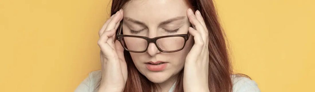 Femme qui se tient la tête
