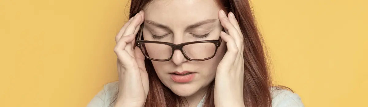 Femme qui se tient la tête